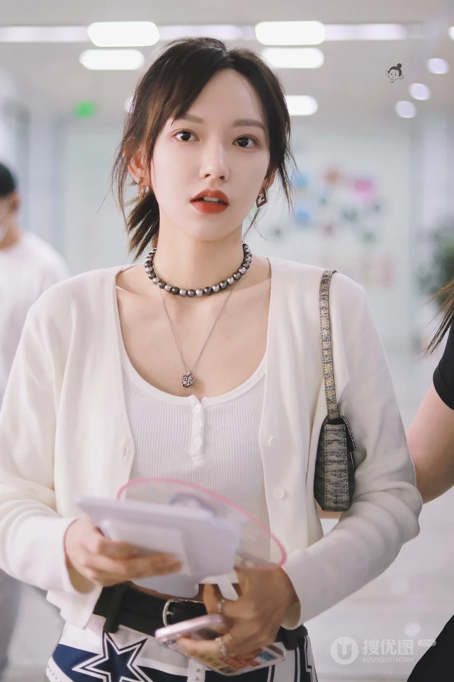 怎么拍都好看，女生程潇现身某机场，路人照视觉漂亮气质魅力难挡