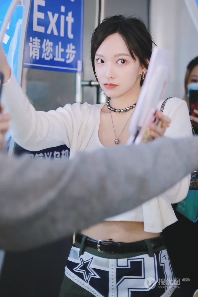 怎么拍都好看，女生程潇现身某机场，路人照视觉漂亮气质魅力难挡