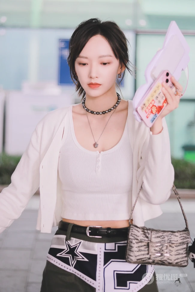 怎么拍都好看，女生程潇现身某机场，路人照视觉漂亮气质魅力难挡