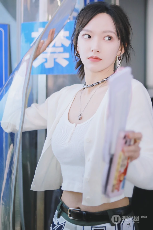 怎么拍都好看，女生程潇现身某机场，路人照视觉漂亮气质魅力难挡