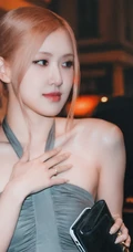 韩国女星ROSE朴彩英出席活动，从下车到现场，肩带长裙礼服气质满满