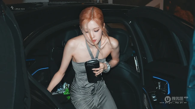 韩国女星ROSE朴彩英出席活动，从下车到现场，肩带长裙礼服气质满满