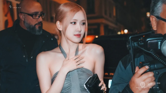韩国女星ROSE朴彩英出席活动，从下车到现场，肩带长裙礼服气质满满