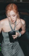 韩国女星ROSE朴彩英出席活动，从下车到现场，肩带长裙礼服气质满满