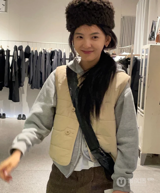 章若楠挤眉弄眼，古灵精怪，搞笑自拍生活照图片