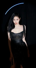 关晓彤黑色礼裙肩带流苏连衣裙穿搭尽显修长线条感写真照