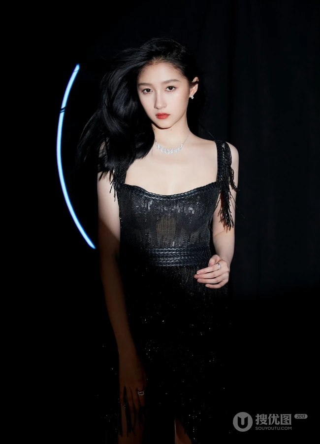 关晓彤黑色礼裙肩带流苏连衣裙穿搭尽显修长线条感写真照