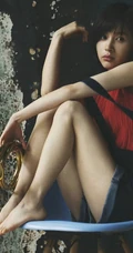 王子文复古风穿搭恬静写真，一张椅子，一支笔，线条感玉足动人