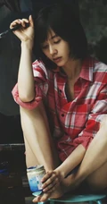 王子文复古风穿搭恬静写真，一张椅子，一支笔，线条感玉足动人