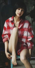 王子文复古风穿搭恬静写真，一张椅子，一支笔，线条感玉足动人