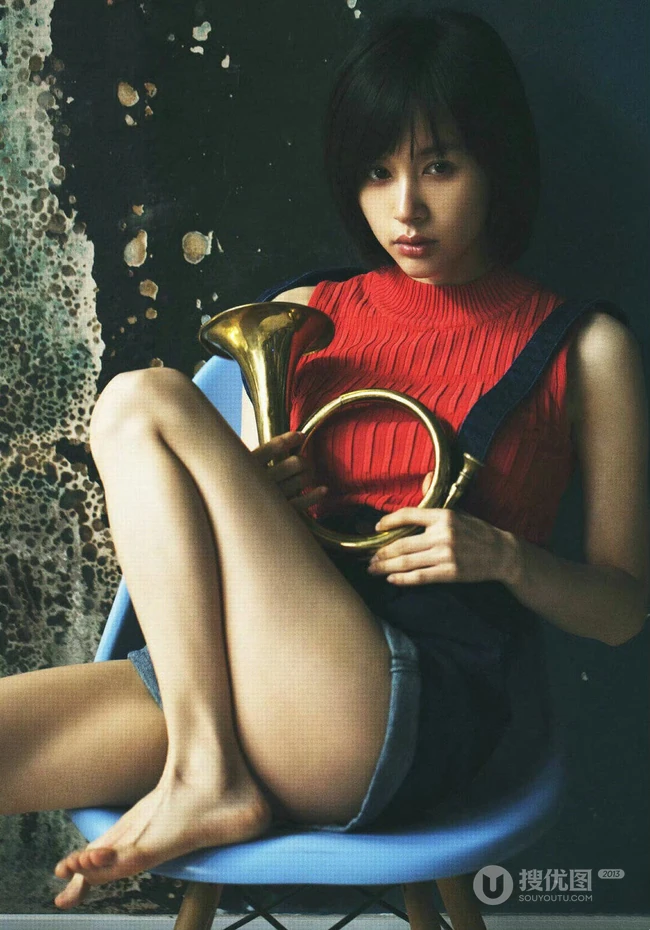 王子文复古风穿搭恬静写真，一张椅子，一支笔，线条感玉足动人