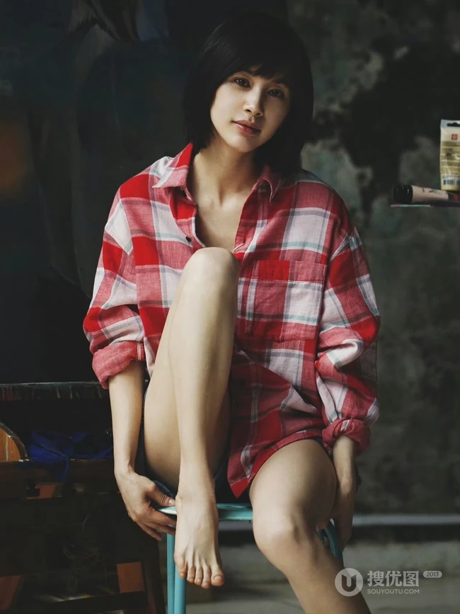 王子文复古风穿搭恬静写真，一张椅子，一支笔，线条感玉足动人