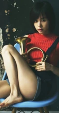 王子文复古风穿搭恬静写真，一张椅子，一支笔，线条感玉足动人