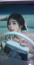 鞠婧祎化身粉色甜甜圈少女，带砖粉裙穿搭甜美可爱又动人