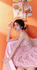 鞠婧祎化身粉色甜甜圈少女，带砖粉裙穿搭甜美可爱又动人