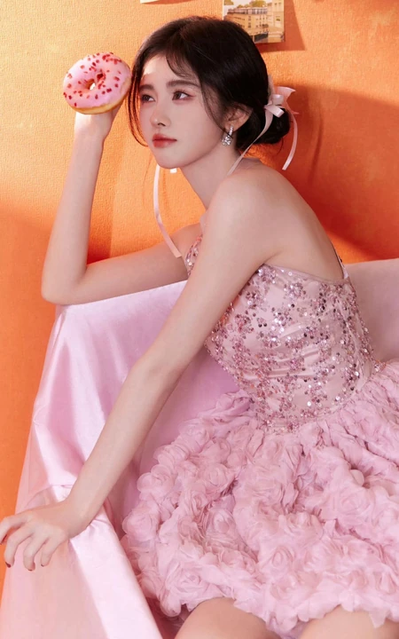 鞠婧祎化身粉色甜甜圈少女，带砖粉裙穿搭甜美可爱又动人