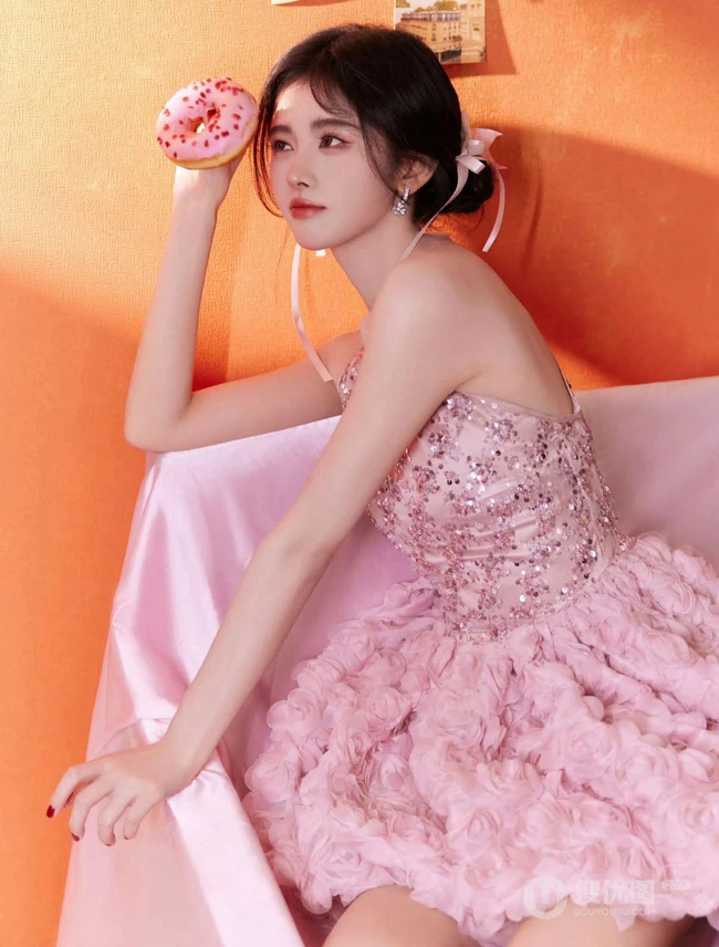 鞠婧祎化身粉色甜甜圈少女，带砖粉裙穿搭甜美可爱又动人