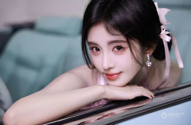 鞠婧祎化身粉色甜甜圈少女，带砖粉裙穿搭甜美可爱又动人