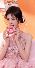 鞠婧祎化身粉色甜甜圈少女，带砖粉裙穿搭甜美可爱又动人