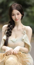 头戴草帽的高颜值辫女生大麻花辫发型搭配肩带毛衣裙户外写真图片