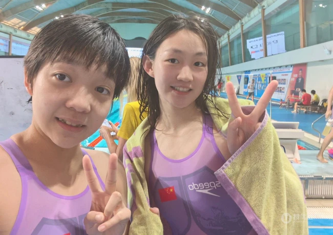 中国女子游泳运动员李冰洁泳装训练图片