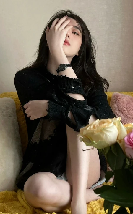 李凯馨浪漫居家沙发显白皙线条感生活照写真，黄色玫瑰和毯子很配哦！