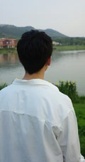 牛骏峰微博晒青草湖边照片，吐槽&ldquo;我为什么要剪齐刘海&rdquo;