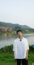 牛骏峰微博晒青草湖边照片，吐槽&ldquo;我为什么要剪齐刘海&rdquo;