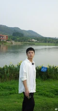 牛骏峰微博晒青草湖边照片，吐槽&ldquo;我为什么要剪齐刘海&rdquo;