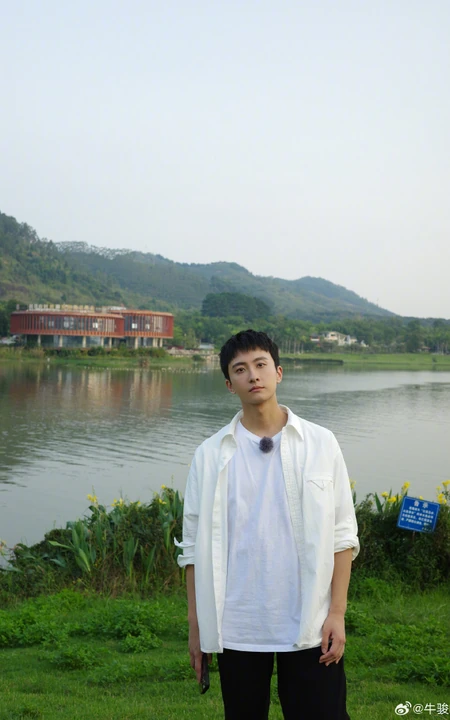 牛骏峰微博晒青草湖边照片，吐槽&ldquo;我为什么要剪齐刘海&rdquo;