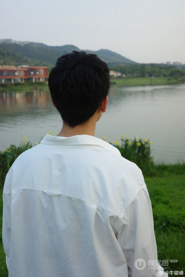 牛骏峰微博晒青草湖边照片，吐槽&ldquo;我为什么要剪齐刘海&rdquo;