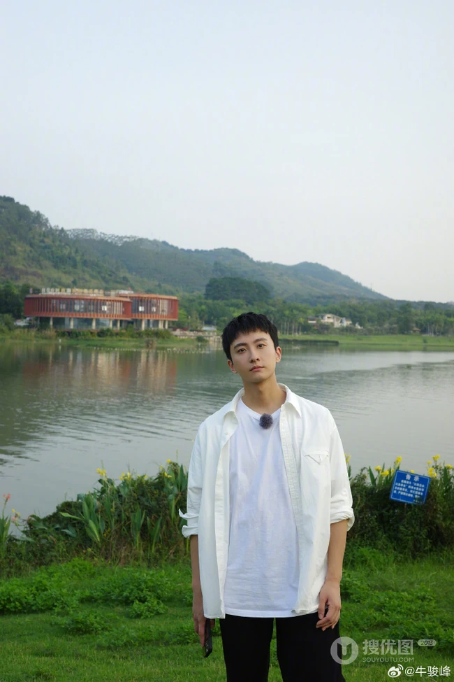 牛骏峰微博晒青草湖边照片，吐槽&ldquo;我为什么要剪齐刘海&rdquo;