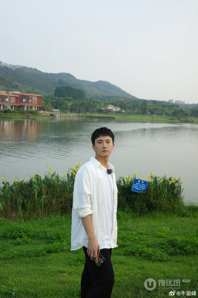 牛骏峰微博晒青草湖边照片，吐槽&ldquo;我为什么要剪齐刘海&rdquo;