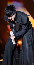 林俊杰微博晒演唱会图片，巡演两晚在咸阳引爆！8万热情歌迷齐聚