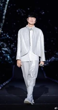 林俊杰微博晒演唱会图片，巡演两晚在咸阳引爆！8万热情歌迷齐聚