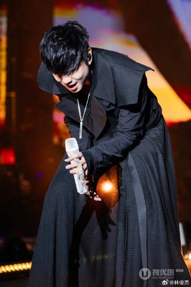 林俊杰微博晒演唱会图片，巡演两晚在咸阳引爆！8万热情歌迷齐聚