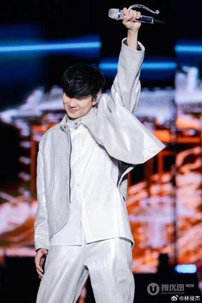 林俊杰微博晒演唱会图片，巡演两晚在咸阳引爆！8万热情歌迷齐聚