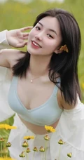 漫山遍野的野菊花和一个穿着文胸家居服的气质可爱女生户外写真图片