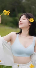 漫山遍野的野菊花和一个穿着文胸家居服的气质可爱女生户外写真图片