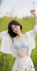 漫山遍野的野菊花和一个穿着文胸家居服的气质可爱女生户外写真图片