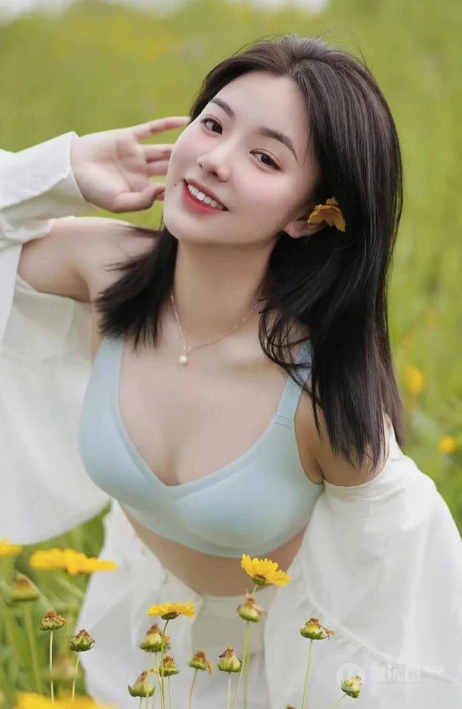 漫山遍野的野菊花和一个穿着文胸家居服的气质可爱女生户外写真图片