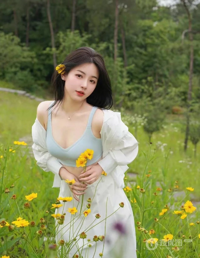 漫山遍野的野菊花和一个穿着文胸家居服的气质可爱女生户外写真图片