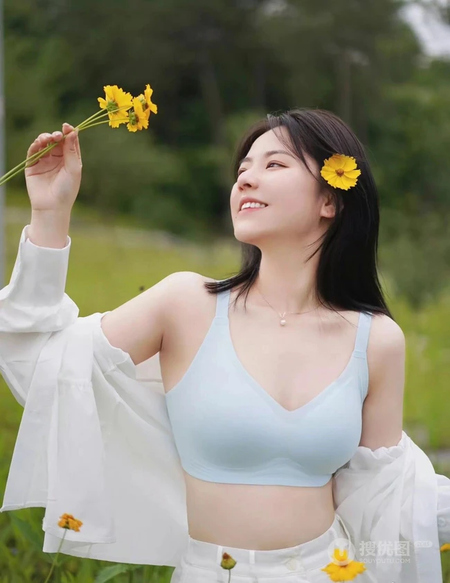 漫山遍野的野菊花和一个穿着文胸家居服的气质可爱女生户外写真图片