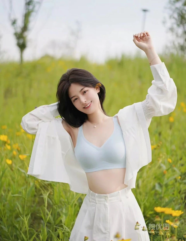 漫山遍野的野菊花和一个穿着文胸家居服的气质可爱女生户外写真图片