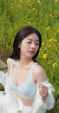 漫山遍野的野菊花和一个穿着文胸家居服的气质可爱女生户外写真图片