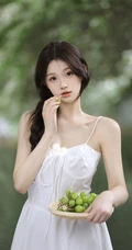 青提与少女，小溪边的清新清新肩带白裙女生和青提唯美写真照