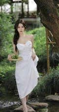 青提与少女，小溪边的清新清新肩带白裙女生和青提唯美写真照