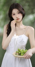 青提与少女，小溪边的清新清新肩带白裙女生和青提唯美写真照