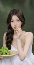 青提与少女，小溪边的清新清新肩带白裙女生和青提唯美写真照