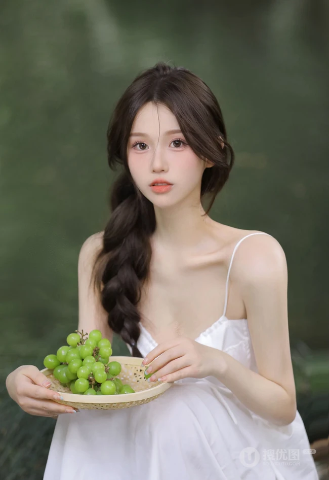 青提与少女，小溪边的清新清新肩带白裙女生和青提唯美写真照
